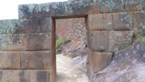 puerta-y-camino-de-ingreso-a-pisac