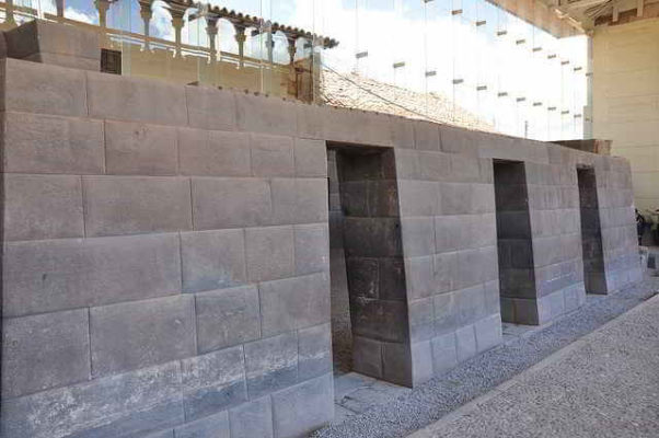 Una De Las Paredes Originales Del Templo De Coricancha